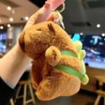 Мягкая игрушка Капибара — брелок 10- 12 см разные   Капибара 12 см с рюкзачком-черепашкой (жёлтый) — изображение 3
