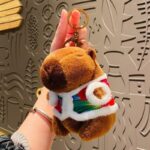 Мягкая игрушка Капибара — брелок 10- 12 см разные   Капибара 12 см в новогоднем костюме — изображение 3