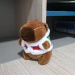 Мягкая игрушка Капибара — брелок 10- 12 см разные   Капибара 12 см в новогоднем костюме — изображение 4