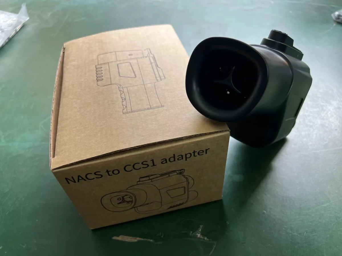 Адаптер NACS → CCS1: корпус, разъёмы и упаковка, ракурс 12