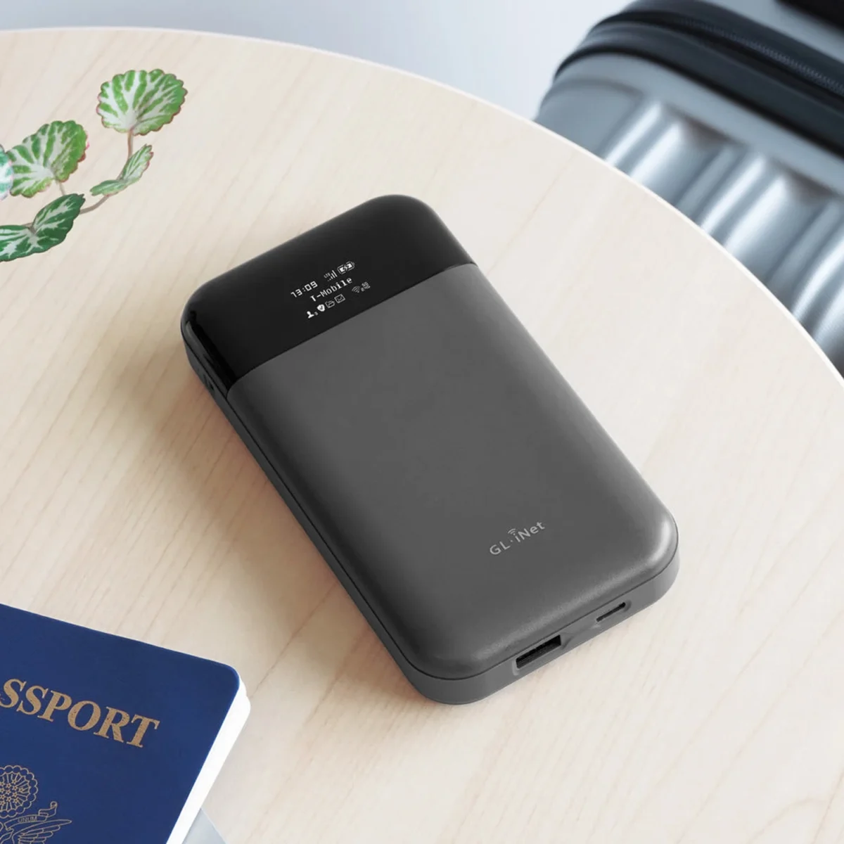 GL.iNet Mudi V2 GL-E750V2C6 — Mudi V2 на рабочем столе